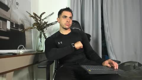 Snapshot of liam_walk chatting on 11-30-25, 10:47 Liam online show from 11-30-25, 10:47