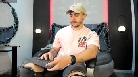 Snapshot of liam_walk chatting on 12-22-25, 09:45 Liam online show from 12-22-25, 09:45