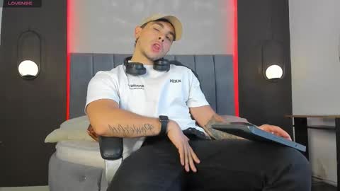 Snapshot of liam_walk chatting on 02-12-26, 09:10 Liam online show from 02-12-26, 09:10