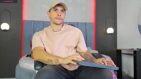 Snapshot of liam_walk chatting on 02-17-26, 10:05 Liam online show from 02-17-26, 10:05