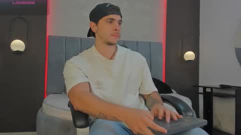 Snapshot of liam_walk chatting on 03-20-26, 10:58 Liam online show from 03-20-26, 10:58