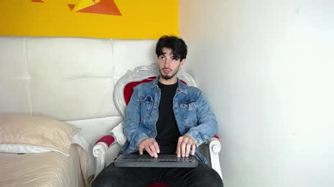 Snapshot of liamluxe chatting on 12-17-24, 01:05 LiamLuxe online show from 12-17-24, 01:05