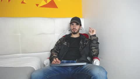 Snapshot of liamluxe chatting on 01-27-25, 06:41 LiamLuxe online show from 01-27-25, 06:41