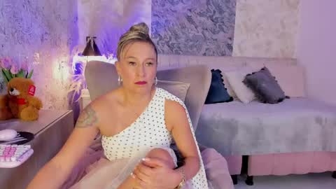 Snapshot of liannaa_ chatting on 05-15-26, 08:05 Lian online show from 05-15-26, 08:05