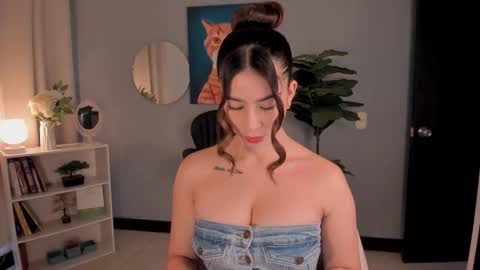 Lia online show from 12-19-25, 02:24