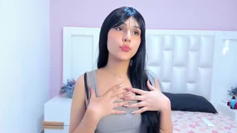 Snapshot of liia_collins chatting on 05-08-26, 05:40 Lia online show from 05-08-26, 05:40