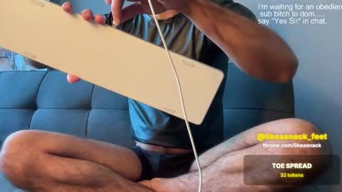 Snapshot of likeasnack chatting on 11-17-25, 04:35 likeasnack online show from 11-17-25, 04:35