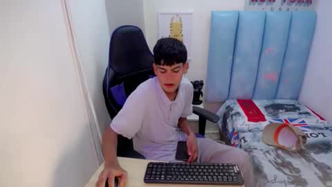 Snapshot of lil_babyyy_ chatting on 11-30-25, 03:32 LIAM online show from 11-30-25, 03:32