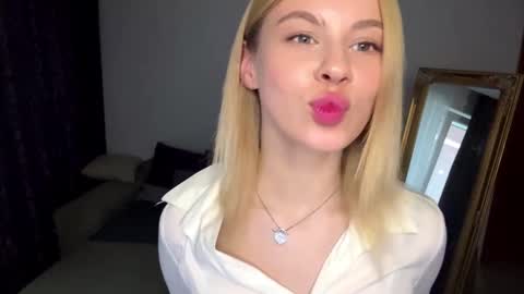 Snapshot of lil_elisa chatting on 09-10-25, 10:59 Elisa  online show from 09-10-25, 10:59