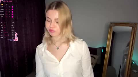 Snapshot of lil_elisa chatting on 09-22-25, 11:01 Elisa  online show from 09-22-25, 11:01