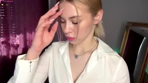 Snapshot of lil_elisa chatting on 09-24-25, 11:02 Elisa  online show from 09-24-25, 11:02