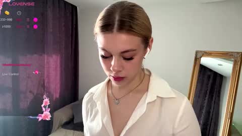 Snapshot of lil_elisa chatting on 10-10-25, 10:14 Elisa  online show from 10-10-25, 10:14