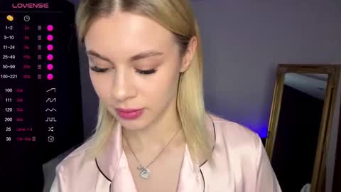 Snapshot of lil_elisa chatting on 10-15-25, 09:42 Elisa  online show from 10-15-25, 09:42