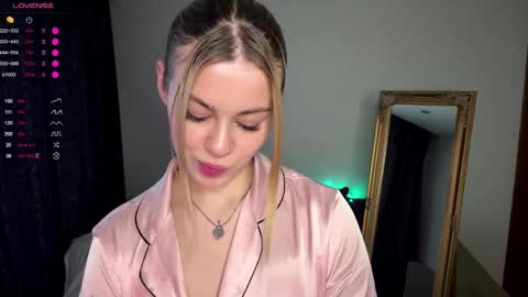 Snapshot of lil_elisa chatting on 10-26-25, 11:16 Elisa  online show from 10-26-25, 11:16