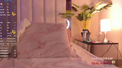 Snapshot of lil_hanna18 chatting on 12-30-24, 03:46 Hanna online show from 12-30-24, 03:46