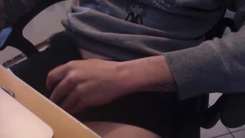 Snapshot of lil_j_ chatting on 10-06-25, 01:08 lil_j_ online show from 10-06-25, 01:08