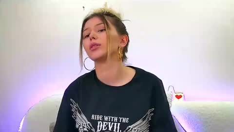 Snapshot of liliabianca chatting on 02-17-25, 01:10 Mia online show from 02-17-25, 01:10