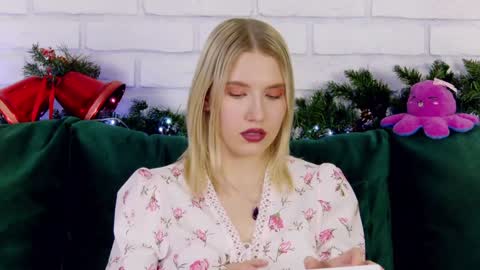 Snapshot of lililinn chatting on 12-16-24, 12:06 LiliLinn online show from 12-16-24, 12:06
