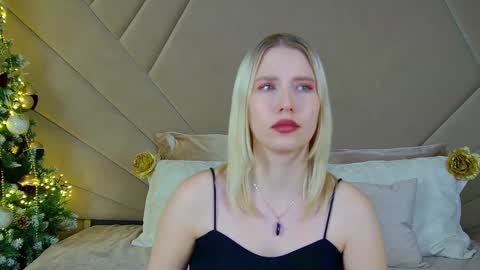 Snapshot of lililinn chatting on 12-23-24, 12:52 LiliLinn online show from 12-23-24, 12:52