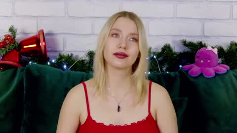Snapshot of lililinn chatting on 12-24-24, 12:22 LiliLinn online show from 12-24-24, 12:22