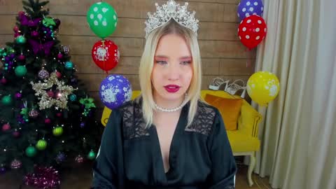Snapshot of lililinn chatting on 12-26-24, 11:21 LiliLinn online show from 12-26-24, 11:21