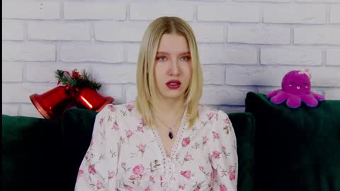 Snapshot of lililinn chatting on 12-27-24, 04:26 LiliLinn online show from 12-27-24, 04:26