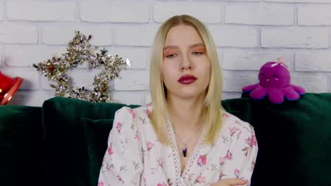 Snapshot of lililinn chatting on 12-27-24, 11:28 LiliLinn online show from 12-27-24, 11:28