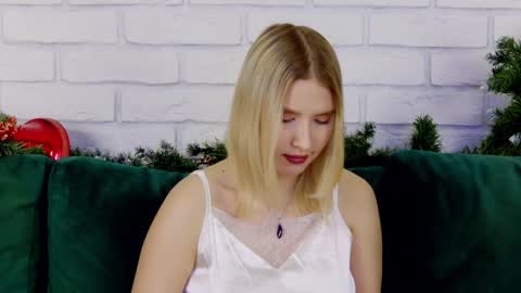 Snapshot of lililinn chatting on 01-15-25, 10:27 LiliLinn online show from 01-15-25, 10:27