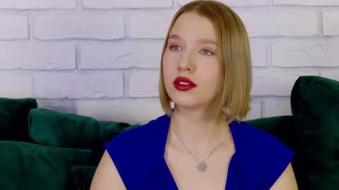 Snapshot of lililinn chatting on 02-15-25, 06:12 LiliLinn online show from 02-15-25, 06:12