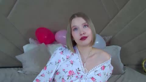 Snapshot of lililinn chatting on 02-17-25, 12:05 LiliLinn online show from 02-17-25, 12:05