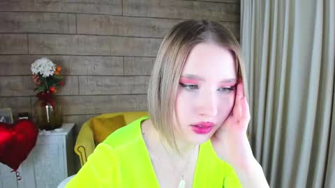 Snapshot of lililinn chatting on 02-19-25, 12:11 LiliLinn online show from 02-19-25, 12:11