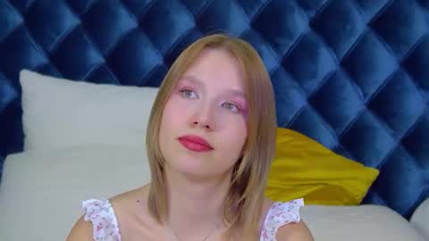 Snapshot of lililinn chatting on 10-04-25, 06:22 LiliLinn online show from 10-04-25, 06:22