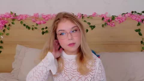 Snapshot of lilith_bonheur chatting on 10-24-25, 10:17 Lilith Bonheur online show from 10-24-25, 10:17