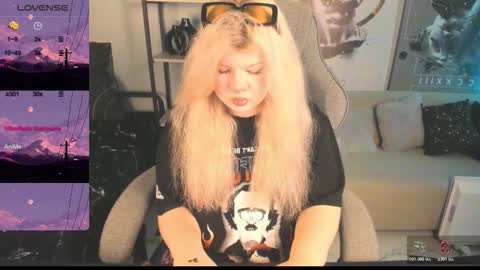 LilithNelson online show from 10-22-25, 05:45