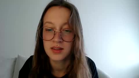 Snapshot of liljbby chatting on 10-13-25, 07:14 Jay please help me reach 50 thumbs up online show from 10-13-25, 07:14