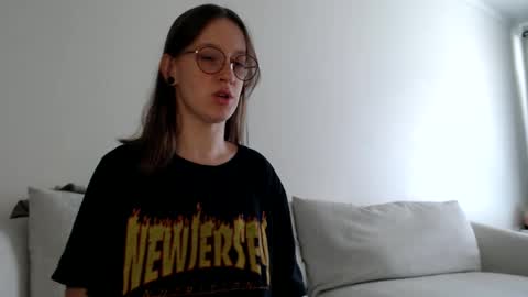 Snapshot of liljbby chatting on 11-09-25, 05:55 Jay please help me reach 50 thumbs up online show from 11-09-25, 05:55