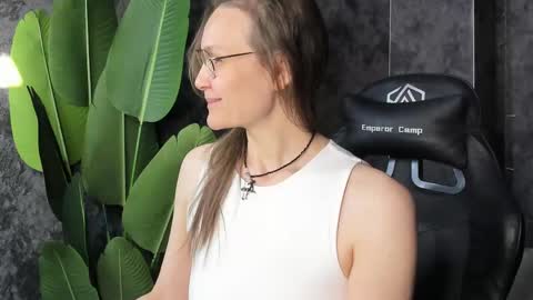 lillian_white1 online show from 05-03-26, 01:00