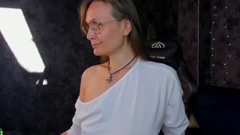 Snapshot of lillian_white1 chatting on 06-14-26, 01:03 lillian_white1 online show from 06-14-26, 01:03
