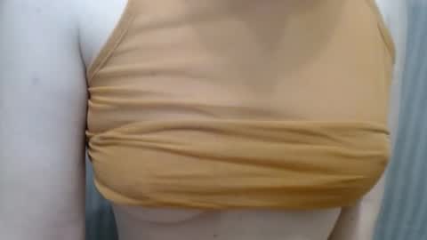 Snapshot of lillkit chatting on 02-05-25, 11:17 Lilu online show from 02-05-25, 11:17