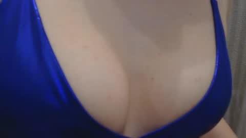Snapshot of lillkit chatting on 10-22-25, 09:14 Lilu online show from 10-22-25, 09:14