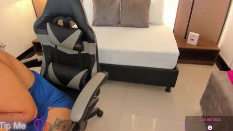 L I L L Y online show from 09-18-25, 12:07