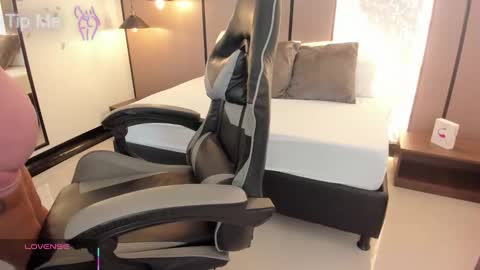 L I L L Y online show from 09-26-25, 12:20