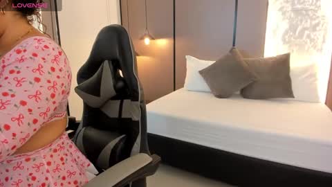 L I L L Y online show from 11-06-25, 12:17