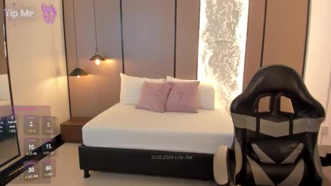 L I L L Y online show from 02-11-26, 12:32