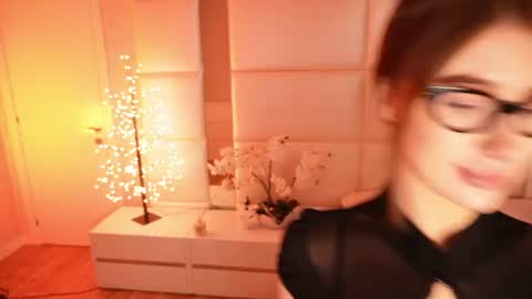 Lilly Colins online show from 06-19-26, 09:29