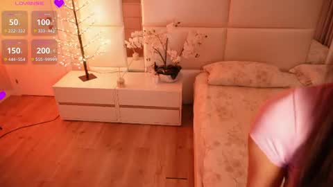 Lilly Colins online show from 07-13-26, 08:00