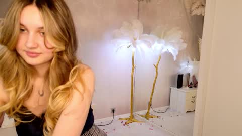 Snapshot of lilly_eyes chatting on 03-28-26, 01:00 Lilly online show from 03-28-26, 01:00