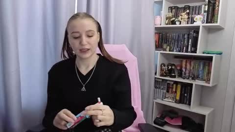 Snapshot of lillyfan_x chatting on 09-15-25, 04:23 LillyFan X online show from 09-15-25, 04:23