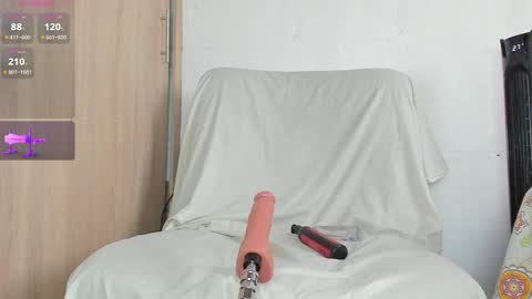 Snapshot of lily_evil chatting on 10-23-25, 06:06 online show from 10-23-25, 06:06