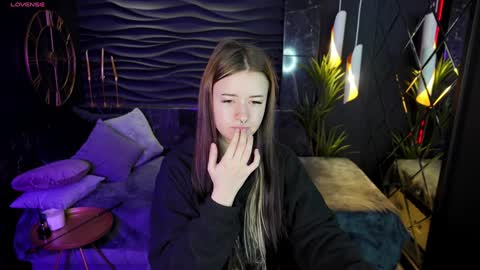 Snapshot of lily_moonlight chatting on 01-19-25, 06:53 Lily online show from 01-19-25, 06:53